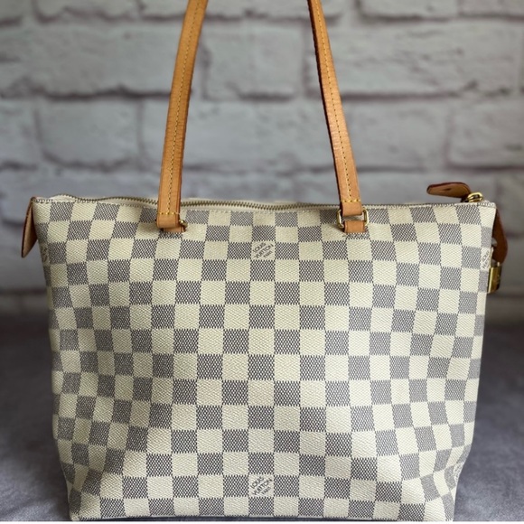 Louis Vuitton - Picture 3 of 14